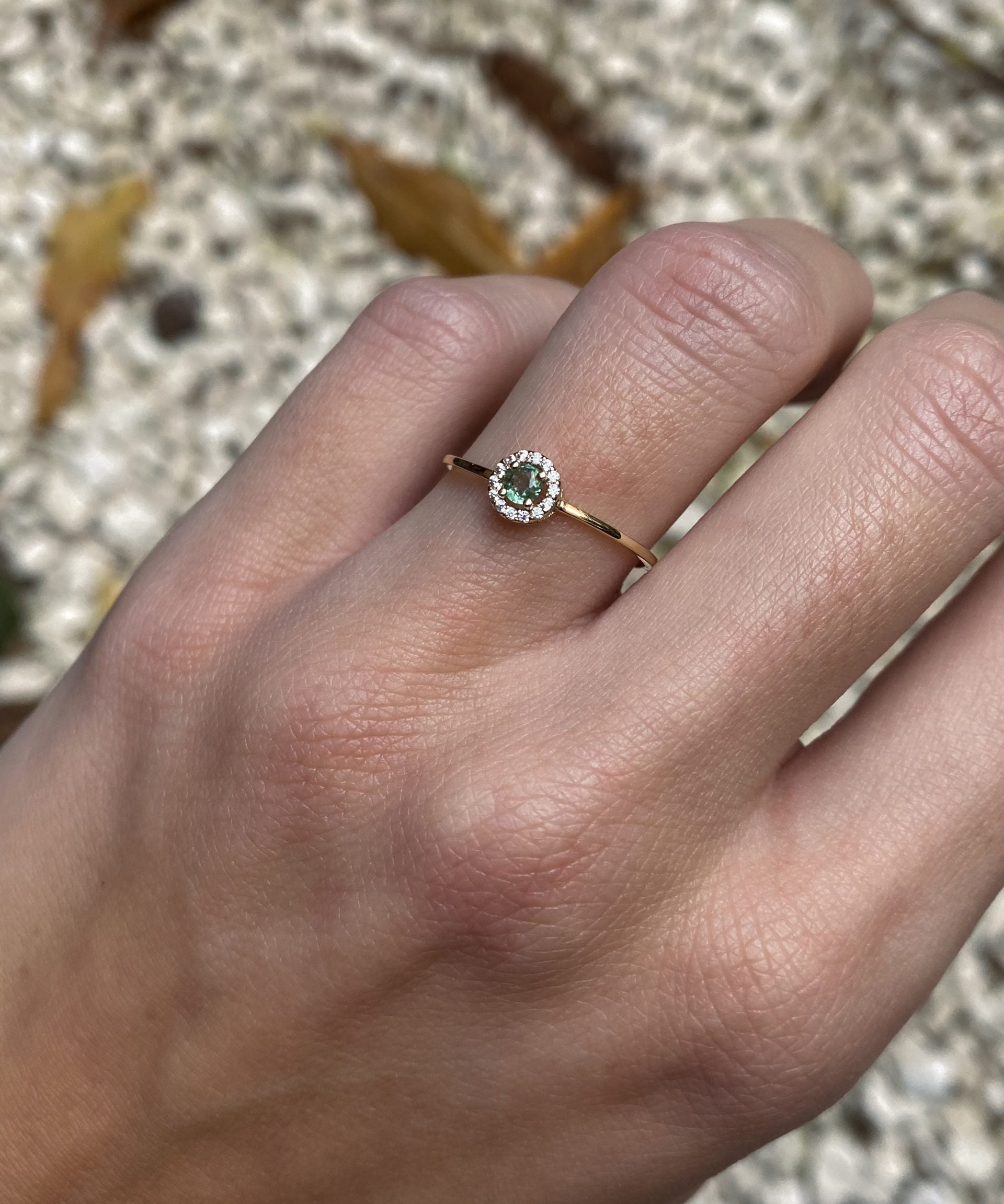 ANILLO ROUND ESMERALDA Y DIAMANTES