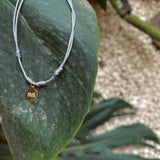 PULSERA GRIS CHAPITA INICIAL