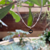 PULSERA GRIS CHAPITA INICIAL