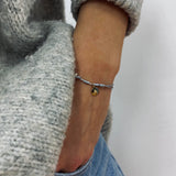 PULSERA GRIS CHAPITA INICIAL