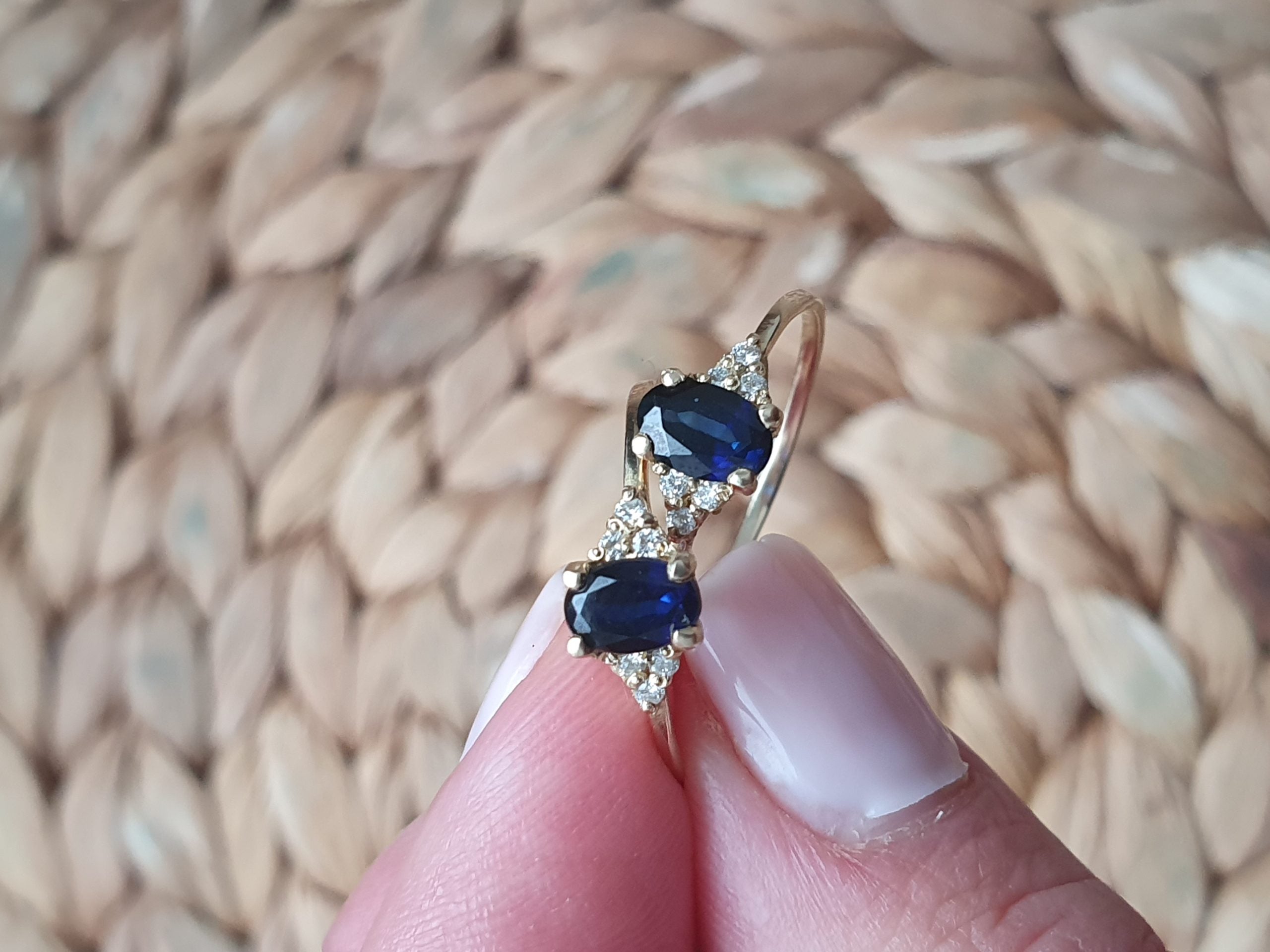 OVALRING THREE SAPHIR UND DIAMANTEN